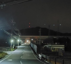 山より高い東倉治の赤く光る鉄塔 ～ナイトサイトNo.31～