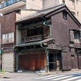 いざ、猛暑。赤い大地に、パウダースノー。
