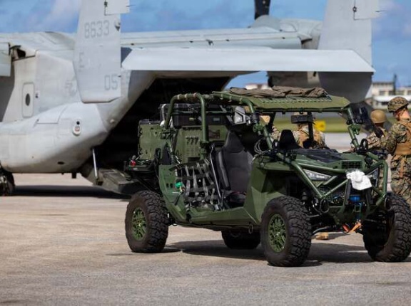 米海兵隊、輸送機MV-22Bオスプレイを用いた、超軽量戦術車両の輸送訓練を実施！
