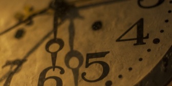 時間にルーズな彼女がイライラさせる。俺「ご飯食べに行こうよ」彼女「19時に迎えに来てね」→19時前に到着すると何も準備しておらず、30分以上待たされた…