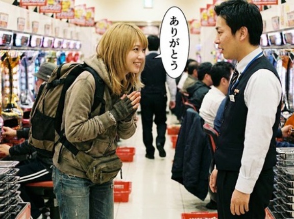 YouTuberさん「パチ屋で店員さんに”ありがとう”が言えるかどうかでその人間の全てが分かる気がする」