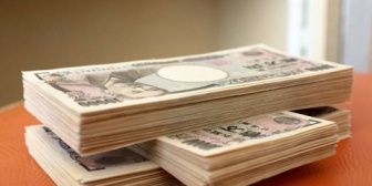 【相談】ギャンブル要素のある投資（仮想通貨）で約300万円損をしたことを、付き合っている彼女に話すか迷っている。
