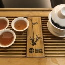 日本で今、ちょっとしたブームにもなっている中国茶ですが、なんだか「センスの良い道具を揃えてかしこまっていただくもの」というイメージを持たれているかもしれません。