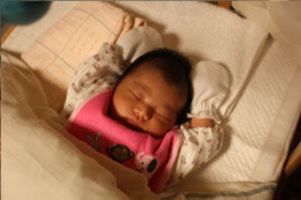 顔を引っ掻くので赤ちゃんミトンをつけました へっぽこ社長の ひき子守 ブログ