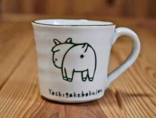 ふりむきヤギの可愛いマグカップ