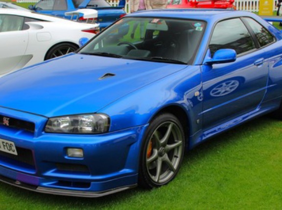 【朗報】R34 GT-Rオーナーさん、R35とR34の違いを「例え」で分かりやすく解説してしまう