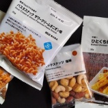 『無印良品まとめ買いしたいおやつとオペラケーキ』の画像