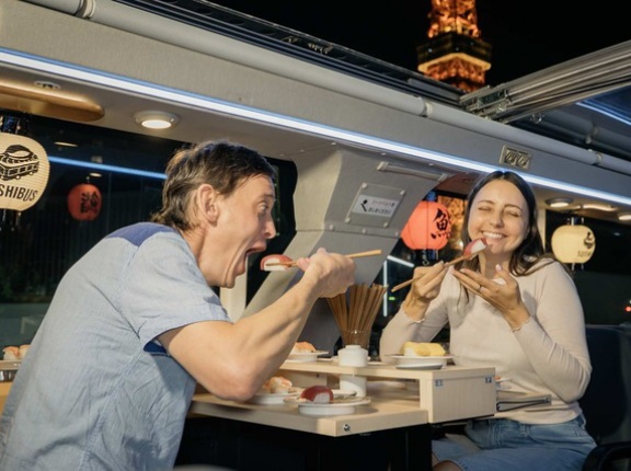 世界初の SUSHI BUS（走る回転寿司店）、今週末より東京で運⾏スタート