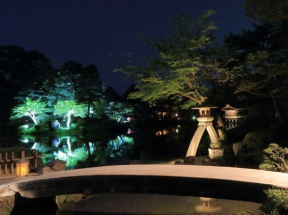 期間限定ライトアップ！霞ヶ池では三味線や箏の演奏会も！『金沢城・兼六園 四季物語～夏の段～』開催。8月9日、10日、16日、23日、30日。