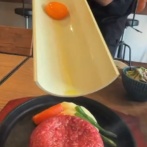 新オープンした生ハンバーグ店、謎パフォーマンスも込みで色々ヤバすぎると話題にｗｗｗｗｗｗｗ