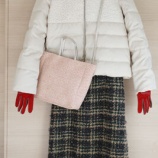 『ヘビロテのイトーヨーカドースカートとラメ入りバッグで50代コーデ』の画像