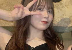 佐藤璃果さん、動画の服と帽子が一致してしまう・・・