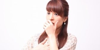 高校時代、憧れの美人先輩の真似をする真似子は、大人になっても先輩の後を追いかけ…