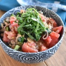 さっぱりヘルシー！「トマトときゅうりの塩昆布ツナ丼」