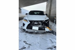 NEXCO怒りの警告「夏タイヤ車の衝突事故が起きました！」高級SUVが“無惨な状態”に…