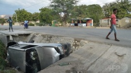 バスがひき逃げ → 群衆に突っ込んで計38人死亡 → 乗客ごとバスに放火されそうになる…ハイチ