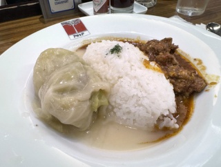 出発前に整える、極辛カレーと白いロールキャベツ〜羽田空港　アカシア〜