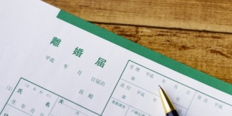 【修羅場】息子の病気が癌とわかった時、旦那が「ふざけんなよ」と離婚届けを叩きつけた。→義実家「息子が癌になったのは、嫁の陰気なオーラのせい」