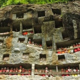 【断崖絶壁に死者を埋葬】インドネシアにある奇怪ながらも伝統ある風習「Tana Toraja」