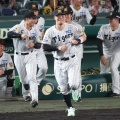 甲子園最終戦、佐藤輝明の残心が先に崩れた——肩と呼吸が表情より先に語った瞬間 --