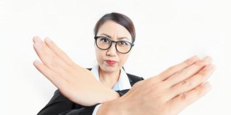 研修中に小声で話してたら、先輩に「静かにして気が効かない」と怒られた。でも休憩中に自分だって話してるのに…