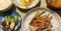 りくろーおじさんのチーズケーキ＆ゴボウと豚肉のガーリック炒め