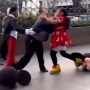 【カオス動画】ミニーマウスの中の人と女性警備員が大乱闘！仲裁に入ったミッキーにも顔面パンチ、地面には2人の頭部が・・・