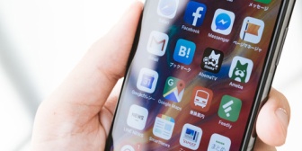 食事の時にカシャカシャ写真を撮って角度も変えて即SNSにアップ…　SNS好きすぎてイライラする…