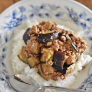 【なすレシピ】フライパンでパパっと！楽をしたい時はこれ！！とろとろなすの肉味噌丼の作り方