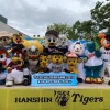 【悲報】日ハムのマスコットB.B、他のマスコットを隠してしまう 	