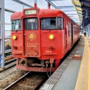 宮崎空港駅にて、延岡行き赤い列車
