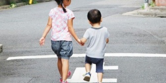 私5歳弟2歳の頃、母は３日に一度帰ってくるだけ。帰ってきた日に大量に米炊いて皿に盛ってまた出かけていく…