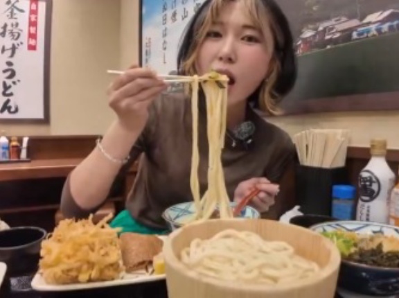 大食いYouTuberさん　あまりにも食べ方が汚くて炎上