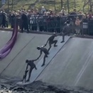 「手をつないで人間ロープと化し、犬を救った瞬間の像」が10年越しに建てられる