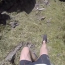 迷子の赤ちゃんヒツジを発見。崖の下まで迎えに行って、一緒に崖を登って家族のもとへ