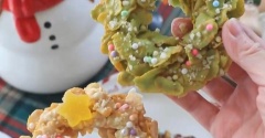 ３色がかわいい❣️コーンフレークで作るクリスマスリース