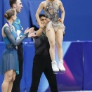 「木原運送」に世界のファン反響「これが一番美しかった」「彼女は人形、彼は紳士」「なんて美しい表彰台」りくりゅうペア表彰台の光景　ＩＯＣが世界へ発信