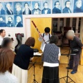 赤い筒に群がる庶民たち
