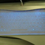 【画像】ほぼ透明のキーボードかっこよすぎワロタｗｗｗ