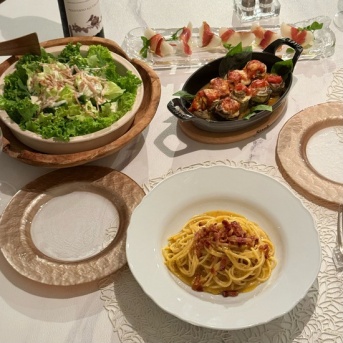 本場イタリア風のカルボナーラと豚ナス巻きグリルとかの夜ごはん