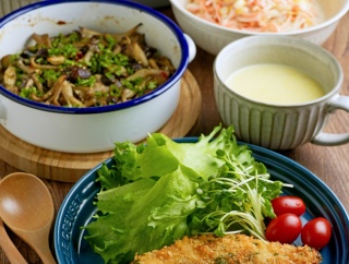 今月は良コスパ素材を使って大満足できる食卓作り！鶏むね肉の香草パン粉焼きなど
