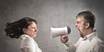 彼の湯呑を割ってしまい謝っても罵倒されるばかり。聞くとその湯呑は転校した親友が作った思い出のものだという。ふと思い立った私はその親友を調べ上げ…