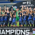 韓国人「優勝カップを持ち上げる日本」