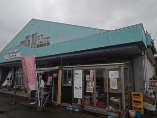 看板ネコさんのいるたばこやさんのピザ！「手作りナポリ風ピザ Tabacchi黒ねこ」で待ち時間にネコをモフってサラミピザをテイクアウト！