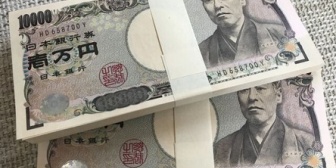 うちの奥さんは、彼女の会社まで車で迎えに来なかったという理由で、たまたま家にあった現金200万円近く持って家出した。