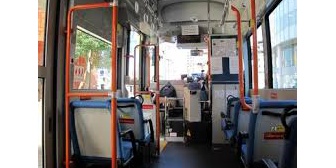 バス車内で座ってる女の人に自分の荷物をぐいぐい押してたおばさん「ずっと立ってると疲れるわぁ」→さらに荷物を女の人の膝に乗せた時、ある人がキレて…