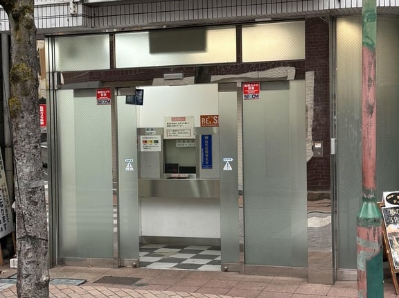 外国人「日本の街角に怪しいカウンターがあるんだけど何これ？」