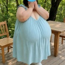 【画像】巨乳女さんおっぱいデカ過ぎて妊婦さんに間違えられてしまうww