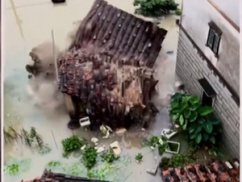 【動画】中国の建物群、台風で豆腐みたいに崩れる・・・