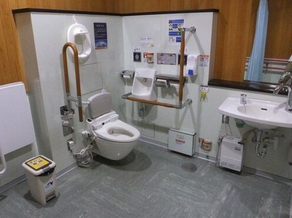 海外「日本はこういうところが本当に素晴らしいと思う」日本のバリアフリートイレの設備に対する海外の反応